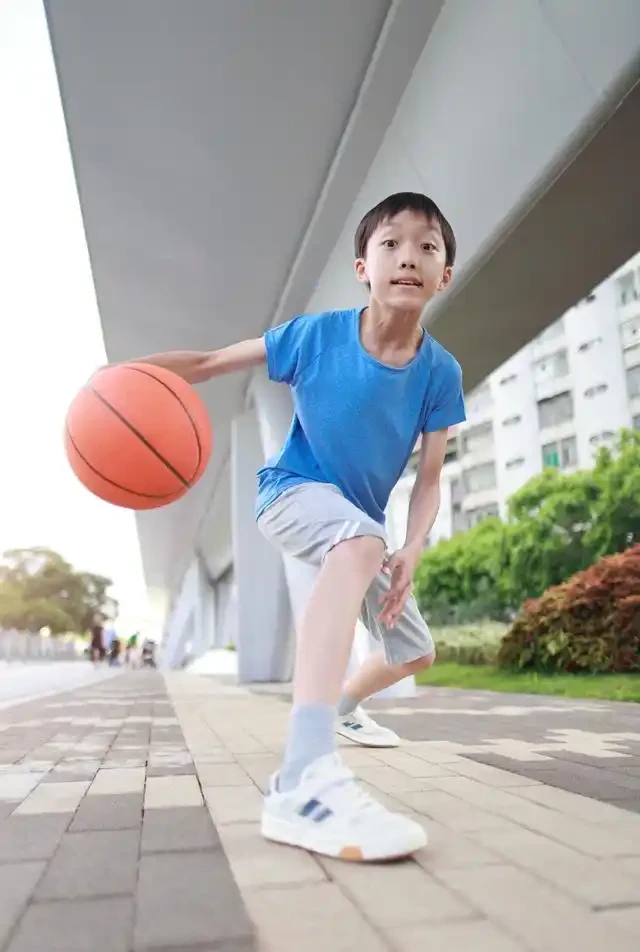 四岁篮球训练